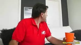 نيك صريح لأليكسيس فاوكس في الحمام مع شريك أصغر