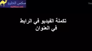 شرجي عنيف: يمسك خديها ويذهب بعمق
