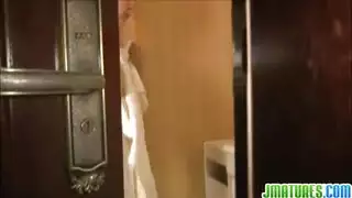 استمناء صابوني: يابانية ناضجة تدلك كسها حتى النشوة