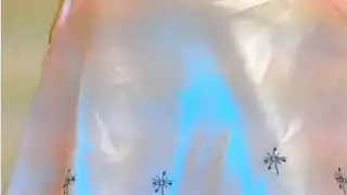 شابة حمراء الشعر تفتح ساقيها لعرض ويب جنسي صريح