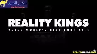 صديقتان سحاقيتان تمطان بقضيب صلب ضخم