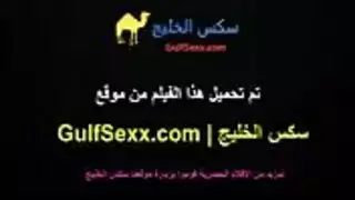 عاهرة صغيرة تمسك بعنف وتوجهه إلى فرسها الرطب