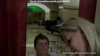 شقراء تصبح مليئة بالسائل باستخدام خيار كلعبة جنس