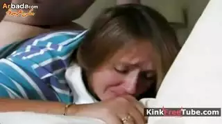 أم تُملأ بالإكراه في فيلم إباحي