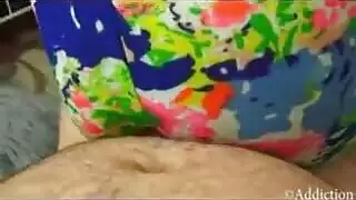 أم مثيرة تنحني للتنظيف، الابن المراهق لا يستطيع التركيز في الواجب