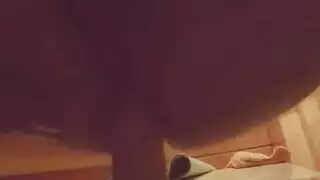 لارا تمتلئ بقضيب مطاطي عملاق