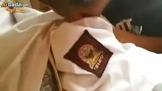 ‫محجبة ممتلئة الصدر تكشف عن ثدييها لعملية جنس فموي خشنة‬
