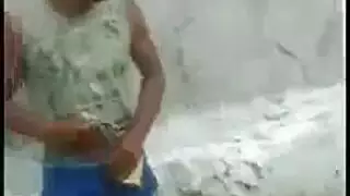 ب تخاف من ظلام ترقد جنب اخوها ينيكها