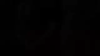 الفرخ الأشقر الأنيق يلعب مع العضو التناسلي النسوي أمام معلمها ، أثناء وجود الفصل