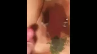 سمراء ساخنة تتفجر وهي تركب القضيب الكبير لصديقها