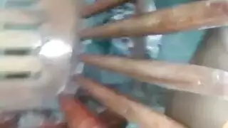 فتاة شقراء مذهلة تأخذ قضيباً بجانب الماء