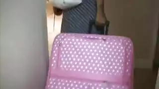 فتاة متحولة تأخذ قضيباً في كل مكان، حتى سرير شقيقتها