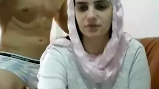 فتاة عربية كبيرة الصدر تُضاجع بقوة من قبل زوجها