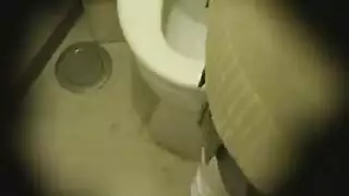 يخلع الرجل المثير ملابسه ويعرض قضيبه على كل الحاضرين
