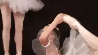 باليرينا مفلسة تنكح بقوة في كلا الثقوب بوضعية الكلب