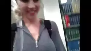 اخت تخلع ملابسها فوق السرير وتهيج اخوها