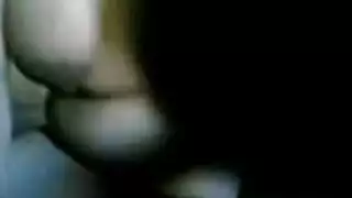 الفتاة العربية ذات الشعر القصير والثدي الكبير في حالة مزاجية للعمل الجنسي