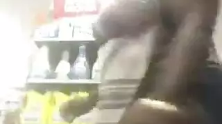 قضيب الفاتورة الكبيرة يقدم جنسًا إباحيًا خامًا