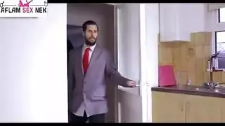 شاب سمين عامل التوصيل قدم العبادة