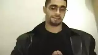 بيغس الناضجة تبتلع السائل المنوي بعد مصة خشنة وفرك بين الثديين