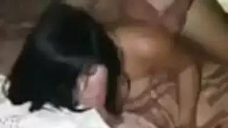 فتاة كبيرة الصدر تداعب ثدييها قبل أن تبتلع قضيبًا ضخمًا