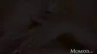 جلسة عرقية: شقراء تأخذه بعمق في حلقها