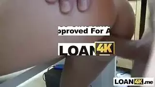 شقراء بالكعب العالي تحصل على جنس كلبي على سطح المكتب