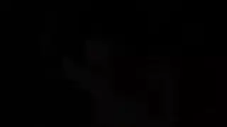 مستثارًا ببللها، يطالب بقضيب أمريكي في فتحتها