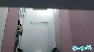 فرج فارغ يحتاج للامتلاء؟ حركة جنسية جماعية في غرفة الملابس