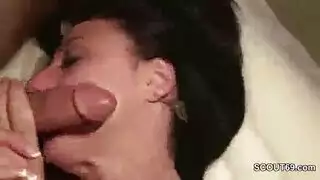 جماع جماعي للمسنين: العاهرات المسنات يُستخدمن