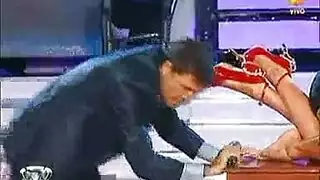 فتاة مثيرة تخلع ملابسها للجنس