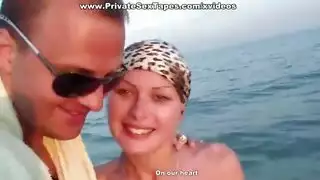 فرج عذراء يتمدد بقضيب أسود: دليل الدم