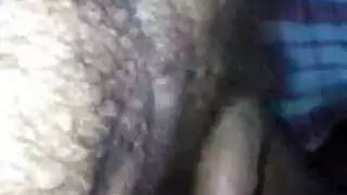 قضيب عربي عملاق يملأ كل الفتحات في مقطع إباحي