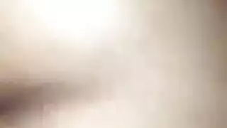 جماع غيتو جماعي: البنات تركب قضيبًا صلبًا مُشبعًا