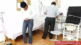 صديقة ذات أثداء كبيرة تستمتع بفم على صدرها