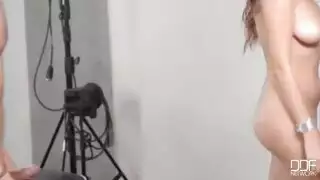 شابان يمنحانها جلسة جماعية قاسية