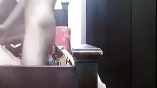 حركة حلق عميقة على عمود أسمر صلب كالصخر
