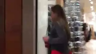 شقراء مذهلة تظهر مهاراتها الخبيرة في مسك القضيب