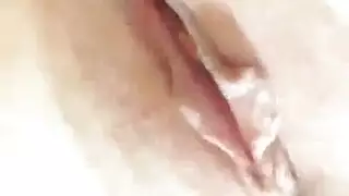 أحلى جسم عربي أبيض حليب لفتاة بكر تلعب في احلى بزاز ناعمة طرية في سريرها