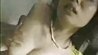 فتاة آسيوية مغرية تخلع ملابسها وتصور أفلام إباحية صريحة لأنها مفلسة
