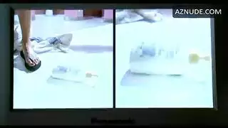 قضيب مطاطي كبير يملأ فرج تارا المراهقة المبلل