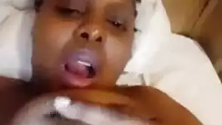 مراهقة متمردة تمط كسها في فيلم إباحي أسود