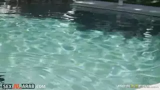 xxx خيانة بجانب حمام السباحة