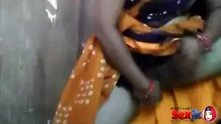 حارسة ترتدي الحجاب تملأ نفسها بعمق بقضيب مزيف
