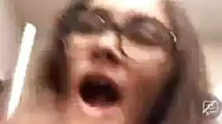 فني مبتور اليد زوجة في الثلاثية