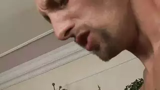 امه تجعله نيكها من اجل ان يهتم بدراسته