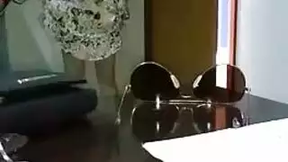مضاجعه خشنه: رجل يحشر زبره الكبير في فتحة زوجته الضيقه