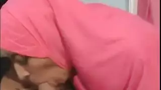 عاهرة محجبة مستعدة لكل شيء مجاناً