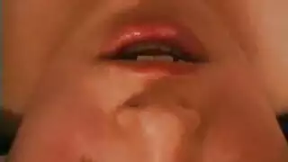 سكس بين أعراق: فتاة تركية فاسقة تُدك بقضيب ألماني