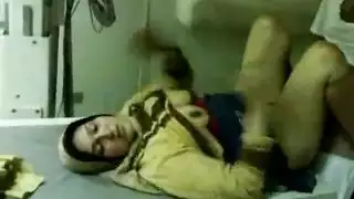 موظفة متهورة تركب زميلها الخليجي في العمل